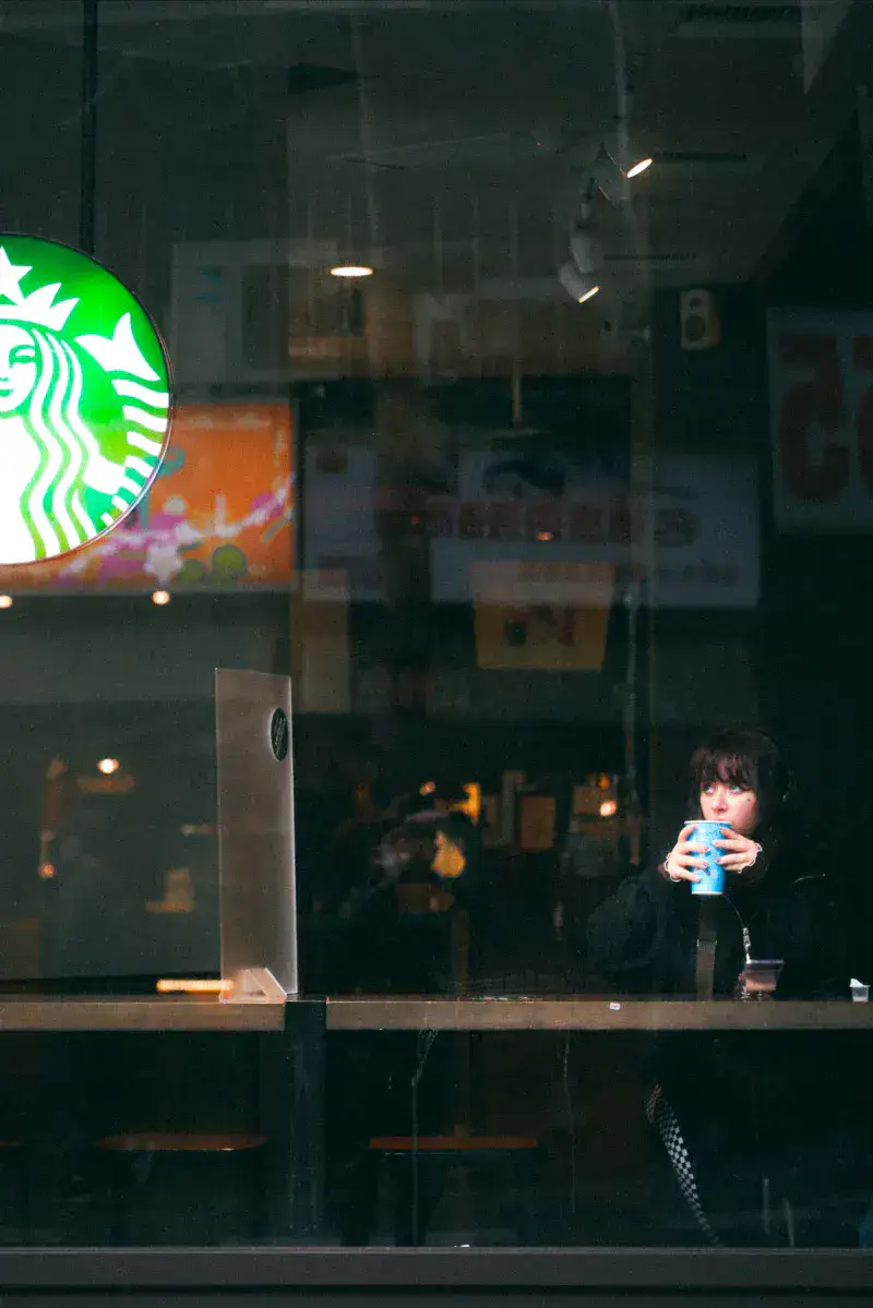 Starbucks cerrará sus tiendas en Corea del Sur por una lección de memoria histórica
