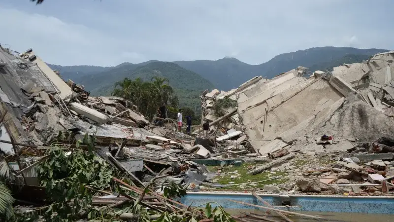 Gobierno restringe el ingreso a La Guaira para ordenar rescates tras los sismos