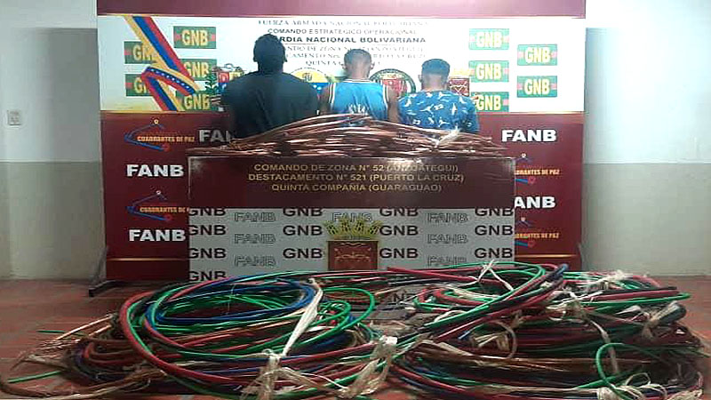 FANB aprehendió a tres sujetos robando cables del complejo refinador de oriente
