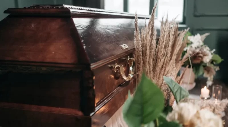 
				Joven habría revivido en su funeral: comió sopa, habló con su padre y volvió a morir (VIDEO)			