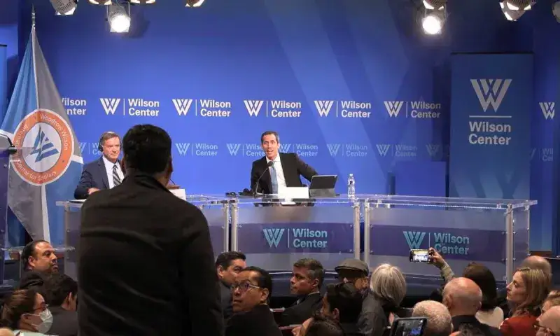 Interrumpen charla de Guaidó al grito de "mentiroso" en Washington