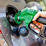 Trump acusa a petroleras de no bajar la gasolina pese a la caída del crudo