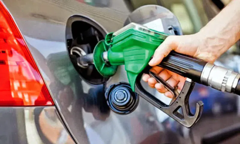 Trump acusa a petroleras de no bajar la gasolina pese a la caída del crudo