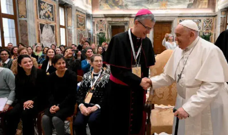 El Papa tiene de nuevo "un poco de bronquitis"