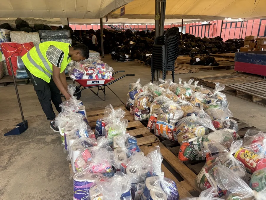 Valencia reparte ayuda humanitaria a familias de La Guaira y Caracas