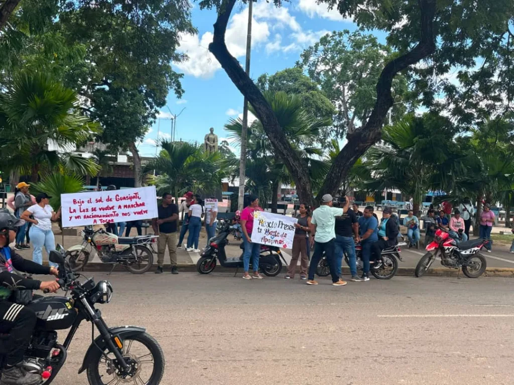 Vecinos de Guasipati salen a la calle por apagones constantes