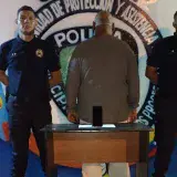 Lo arrestan por agresión física, acoso sexual y amenaza de muerte a mujer