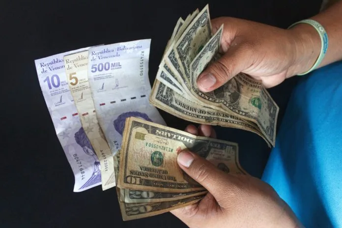 Dólar oficial supera 700 bolívares y sube 9,47
