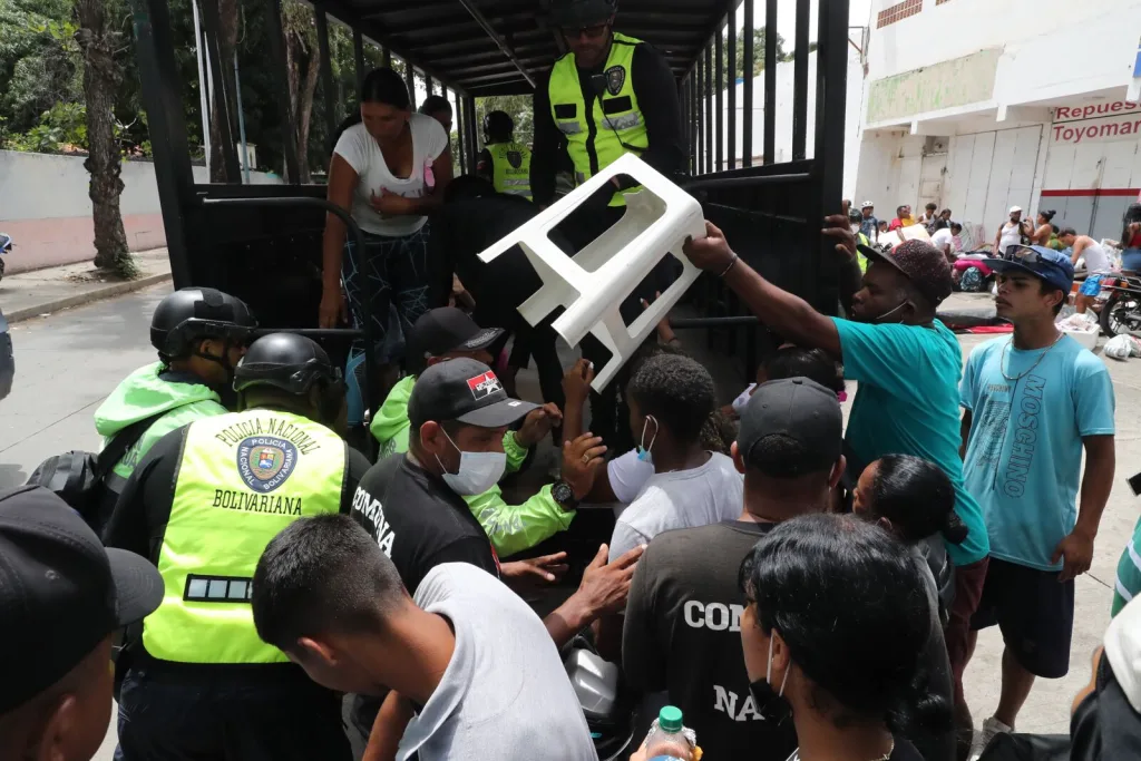 Vecinos de Caraballeda cerraron la vía principal para pedir reubicación tras el sismo