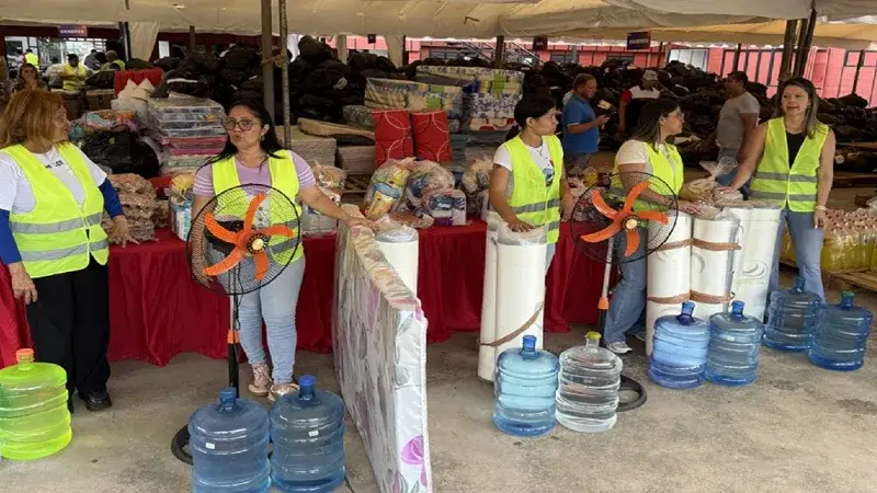 Valencia reparte ayuda humanitaria a familias de La Guaira y Caracas