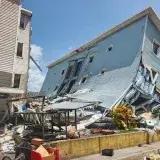 Catia La Mar: vecinos rescataron a dos vivos entre metales