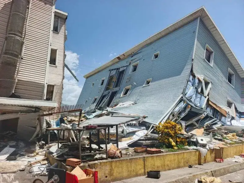Catia La Mar: vecinos rescataron a dos vivos entre metales