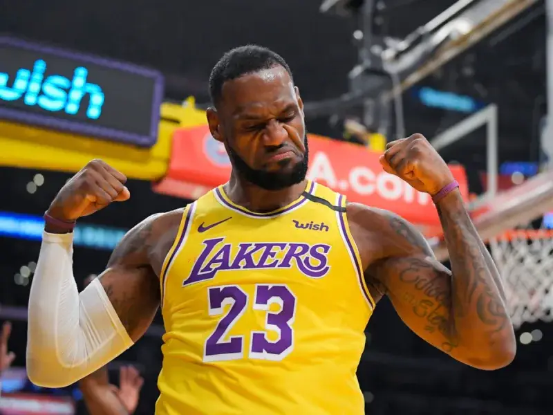 LeBron deja en duda su futuro y alimenta rumores en la NBA
