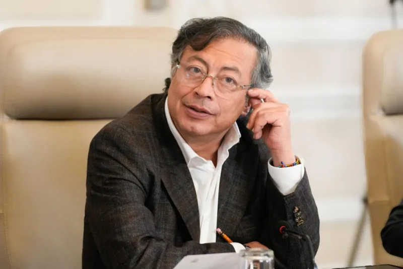 Petro afirma que dejará la presidencia al terminar su mandato y critica alerta de EEUU