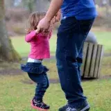 Tener una hija se asocia con más apego y apoyo en pareja