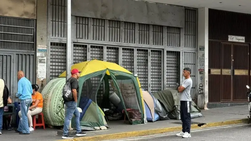 Viviendas etiquetadas como peligrosas obligan a familias a acampar