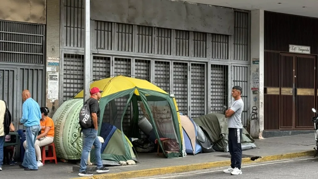 Viviendas etiquetadas como peligrosas obligan a familias a acampar