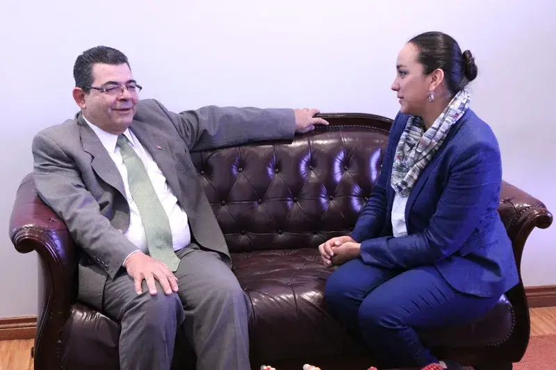 File:La presidenta de la Asamblea Nacional, Gabriela Rivadeneira Burbano, recibió esta mañana, en su despacho, la visita protocolaria del Embajador de Cuba, acreditado en Ecuador, Jorge Rodríguez