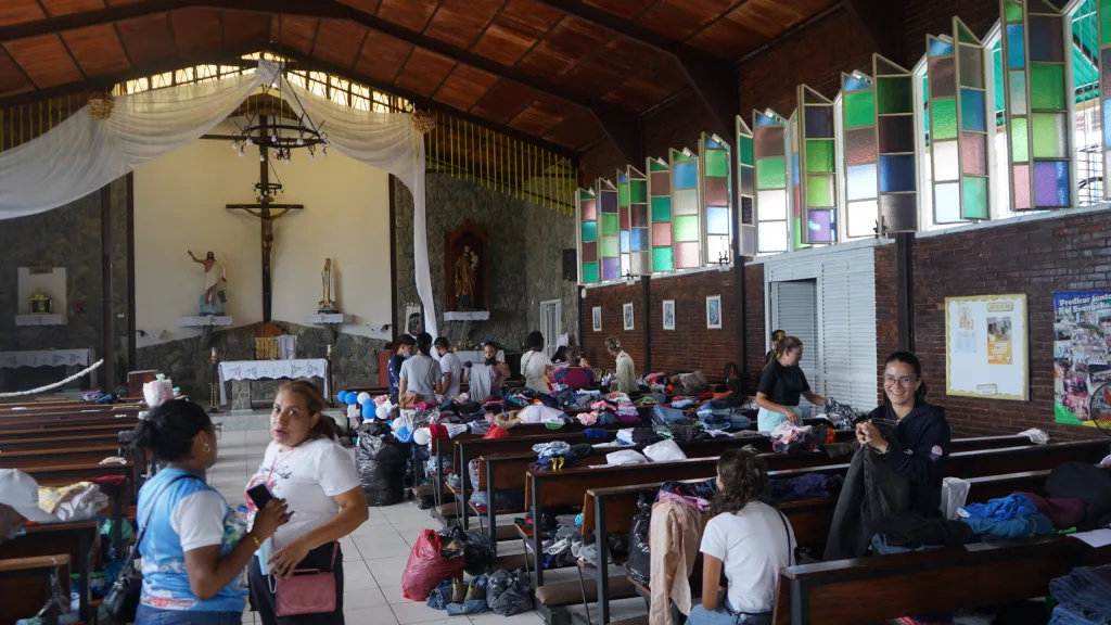 Carayaca sigue desasistida tras el terremoto y vecinos cargan con rescates y duelo