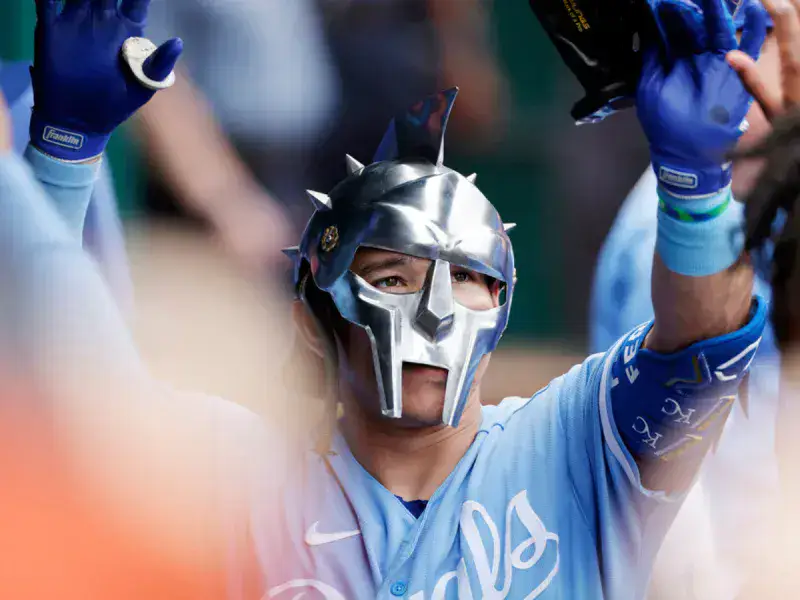 Freddy Fermin sacó el primer jonrón de su carrera en MLB