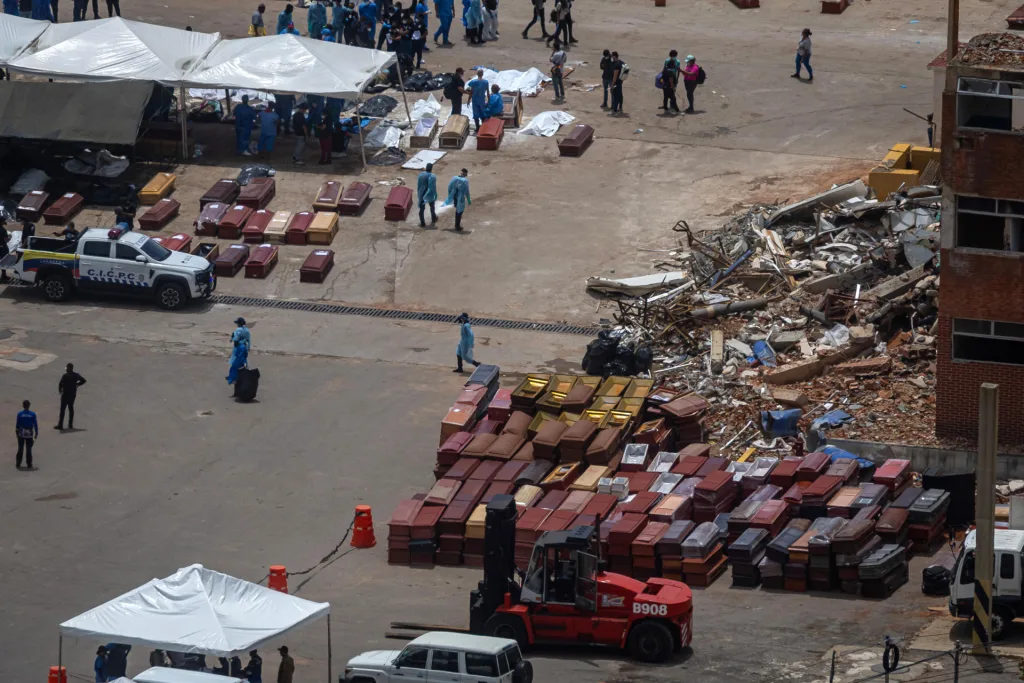 Familias recorren morgues en Caracas y La Guaira para reconocer a sus muertos tras los sismos