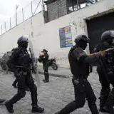 Ecuador entre explosiones, secuestro de policías y fuga de reos