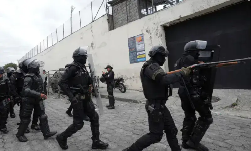 Ecuador entre explosiones, secuestro de policías y fuga de reos