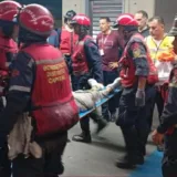 Bomberos rescataron a una mujer tras caer a las vías del Metro en El Valle