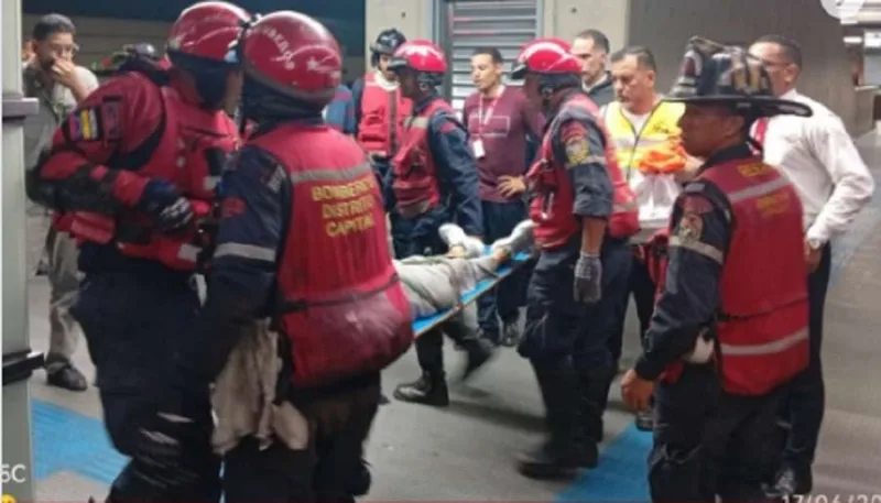 Bomberos rescataron a una mujer tras caer a las vías del Metro en El Valle
