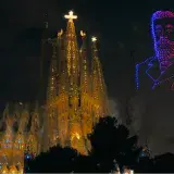 Gaudí aparece en el cielo y cierra la bendición de la Torre de Jesucristo en la Sagrada Familia