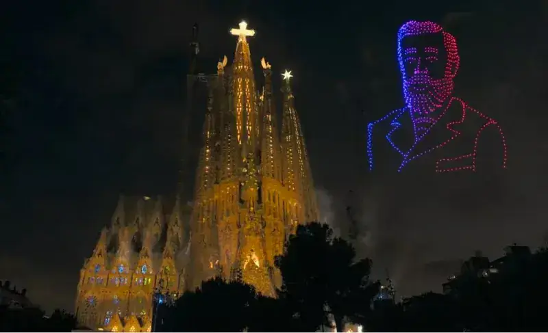 Gaudí aparece en el cielo y cierra la bendición de la Torre de Jesucristo en la Sagrada Familia