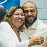 Madre de Alves rompe anonimato de la supuesta víctima de su hijo
