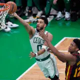 Celtics toma ventaja ante los Hawks