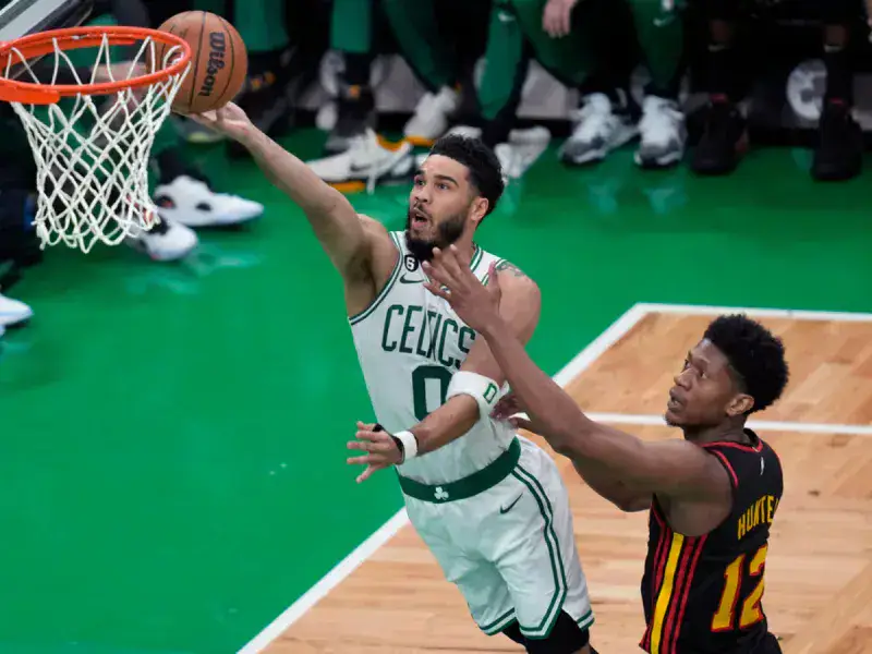 Celtics toma ventaja ante los Hawks