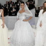 Famosos recuerdan y emulan a Karl Lagerfeld en la Met Gala