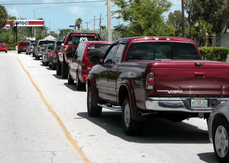 File:US Navy 040909-N-9246W-007 A line of motorists wait for their turn to fuel-up at the Navy Exchange gas station on Sigsbee Park on board Naval Air Station (NAS) Key West, Fla.jpg
