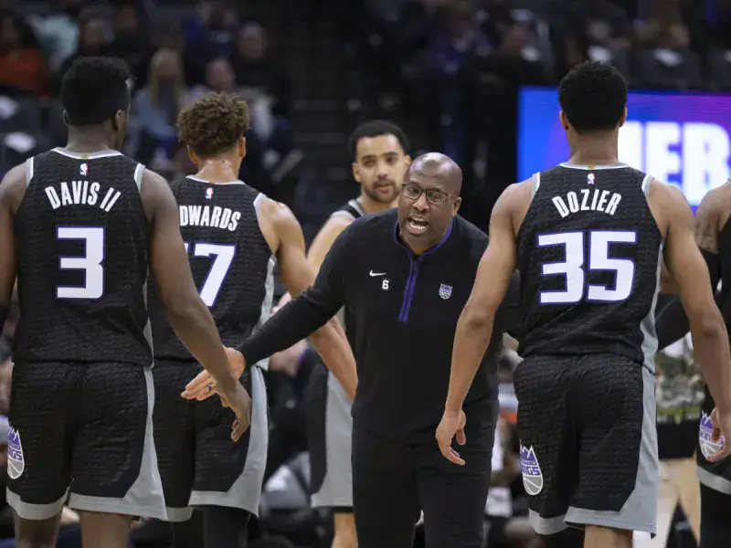 NBA nombra a Mike Brown Entrenador del Año