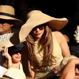 JLo luce uñas ‘soft nude’ en Wimbledon, contraste chic con bronceado