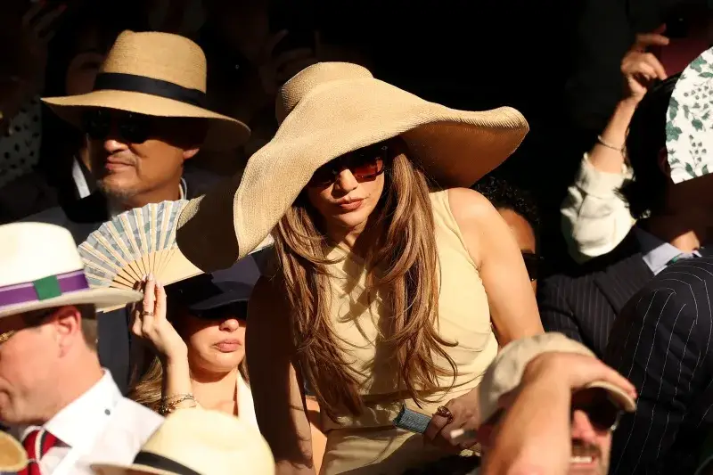 JLo luce uñas ‘soft nude’ en Wimbledon, contraste chic con bronceado