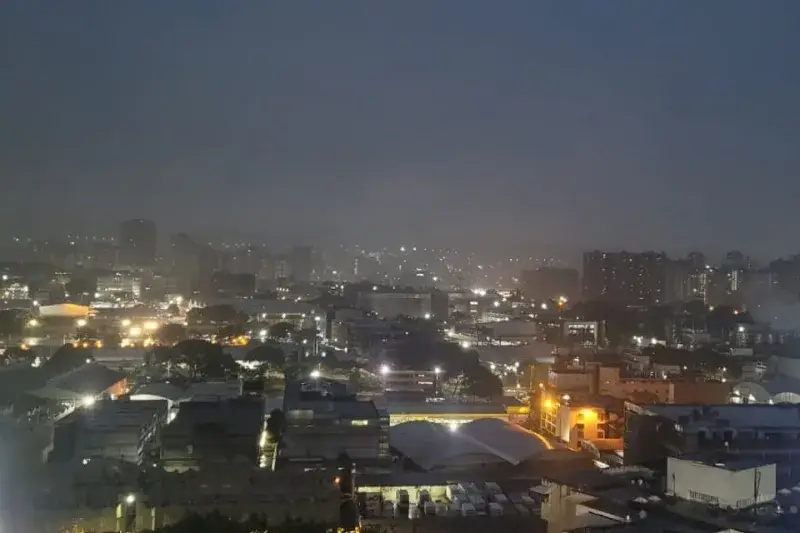 Lluvias y descargas eléctricas dejan una estructura colapsada en Caracas
