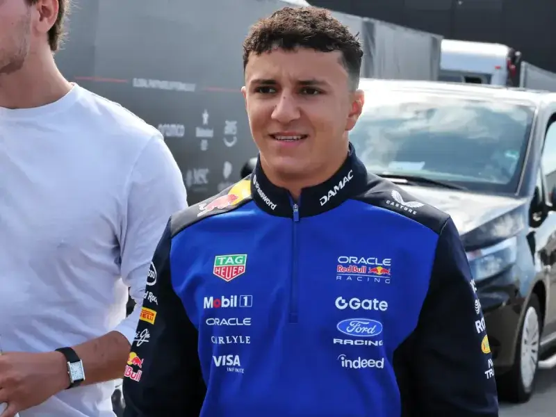 Isack Hadjar será baja en el GP de España por lesión
