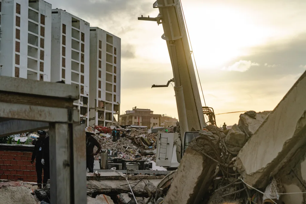 Familiares exigen acceso a torres de La Guaira tras terremotos