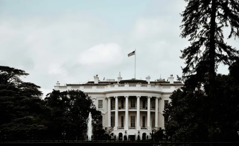 Casa Blanca y Anthropic negocian reglas para medir riesgos de seguridad en IA