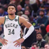 Antetokounmpo en duda para el tercer juego
