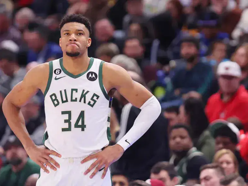 Antetokounmpo en duda para el tercer juego