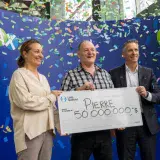 
			Ganó millonario premio de lotería y sigue madrugando para ir a trabajar		