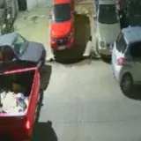 
			VIDEO: Delincuentes roban hasta el techo de un vehículo en unos segundos		