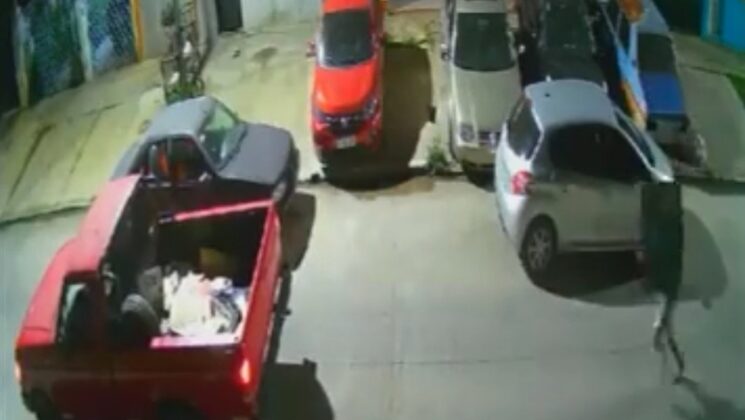 
			VIDEO: Delincuentes roban hasta el techo de un vehículo en unos segundos		