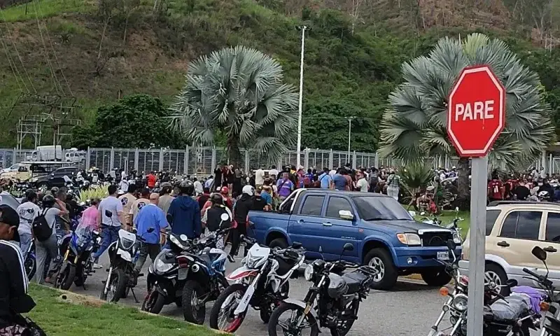 Retrasos en el Poliedro complican la acreditación de voluntarios para La Guaira