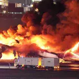 Tripulación realiza en 15 minutos milagrosa evacuación del avión en Tokio